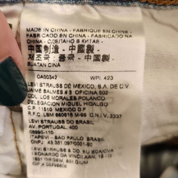 Light wash, button fly, seriously distressed, majorly cropped jeans size 29! - Picture 5 of 10